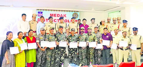 పారదర్శకంగా దర్యాప్తు చేయండి