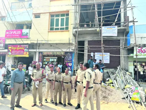 నిర్మాణంలో ఉన్న భవనం సీజ్‌ 
