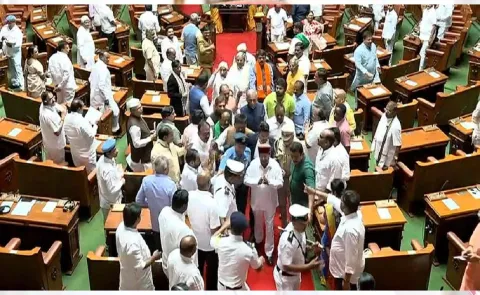 Karnataka Governor Thaawarchand Gehlot walks out of Assembly