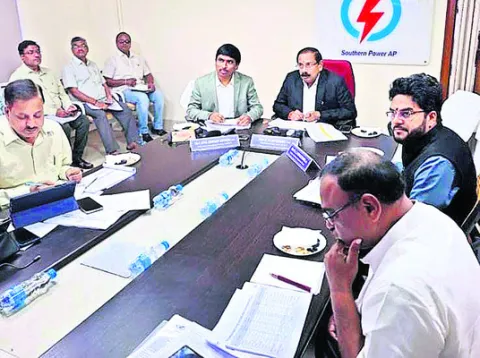 ఎస్పీడీసీఎల్‌ కార్యాలయాన్ని సందర్శించిన సీఎస్‌