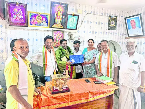 కాంగ్రెస్‌ జిల్లా అధ్యక్షుడికి ఘన స్వాగతం 