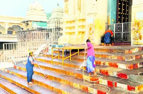 పారిశుద్ధ్య కార్మికుల ‘శ్రమ’ గోవిందా.! 