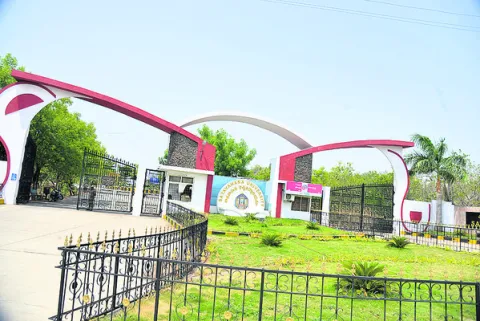 వర్సిటీలో ఎడతెగని హాజరు వివాదం