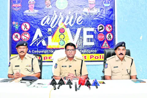 రోడ్డు ప్రమాదాలను నివారిద్దాం 
