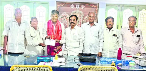రెడ్ల సత్రానికి  రూ.5 లక్షల విరాళం 