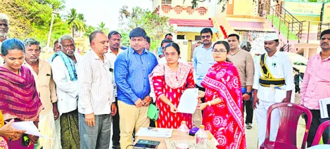 డ్రాఫ్ట్‌ పట్టాదారు పాసుపుస్తకాల పంపిణీ 