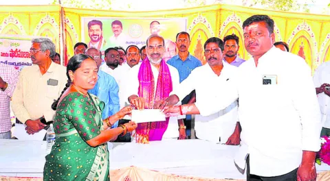 ఇందిరమ్మ ఇల్లు లేని గ్రామం లేదు