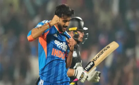 IND vs NZ 1st T20I: Axar Patel goes off the field due to finger injury3