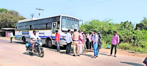 ఆర్టీసీ బస్సు నుంచి పొగలు 