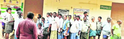 యూరియా కోసం తప్పని పడిగాపులు 