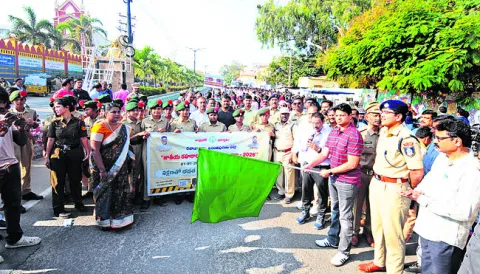 రహదారి నిబంధనలు పాటించాలి 