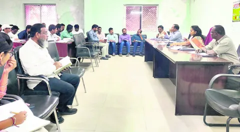 పన్ను వసూళ్లలో లక్ష్యాన్ని సాధించాలి