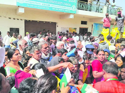 బస్తా కోసం.. కుస్తీ