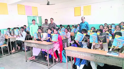 ‘పది’ విద్యార్థులకు ‘సాక్షి’ మెటీరియల్‌