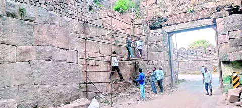 రాతికోట కూలిన చోట మరమ్మతులు