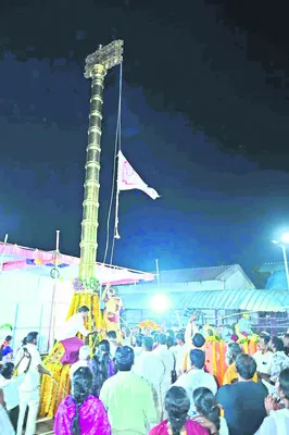 క్యూలైన్‌లో బారులు.. ట్రాఫిక్‌పై ఆంక్షలు 
