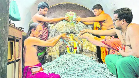 విఘ్నేశ్వరుని పాదాల చెంత లక్ష కలాలు