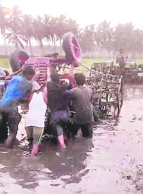 దమ్ము ట్రాక్టర్‌ బోల్తా: డ్రైవర్‌ దుర్మరణం 