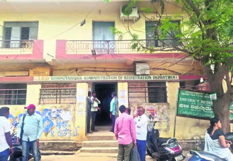 జిల్లా అంతటా శుక్రవారం ఉష్ణోగ్రతలు తగ్గాయి. చలి వాతావరణ