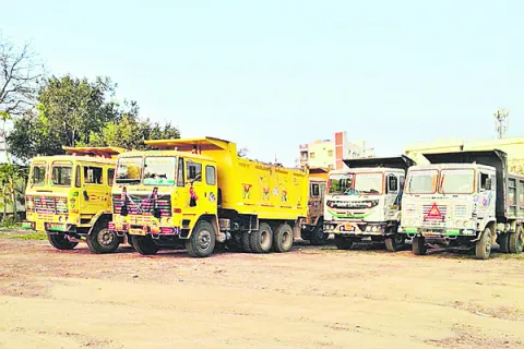 అనుమతులు లేకుండా మట్టి రవాణా 