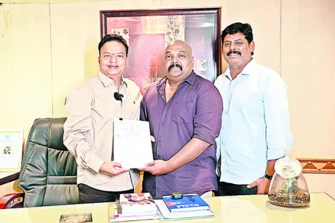 సురేందర్‌తో ఐసరి గణేశ్‌ చిత్రం 