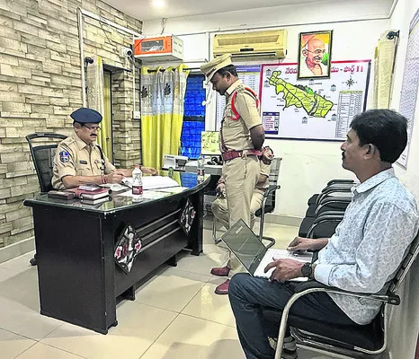 మర్యాదగా వ్యవహరించాలి 