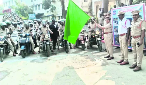 ట్రాఫిక్‌ నిబంధనలు పాటించడం బాధ్యత