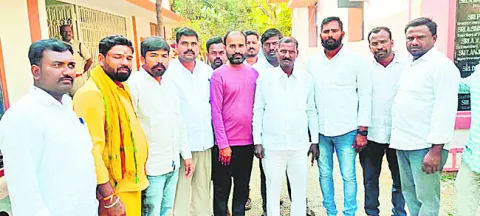 ప్రభుత్వాన్ని ప్రశ్నిస్తే కేసులా? 