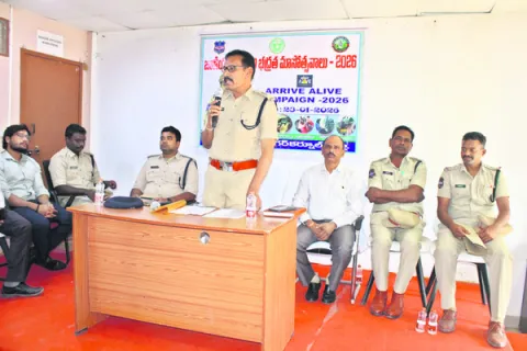 రోడ్డు భద్రతా నియమాలు పాటించాలి 