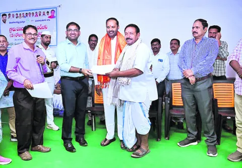 ప్రజల మన్ననలు పొందాలి