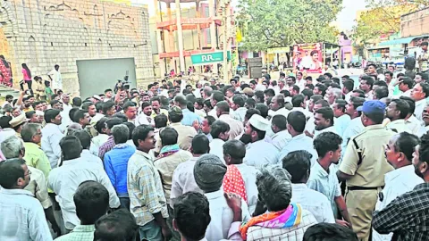 లోకేష్‌ పుట్టిన రోజు వేడుకల్లో తమ్ముళ్ల రగడ 