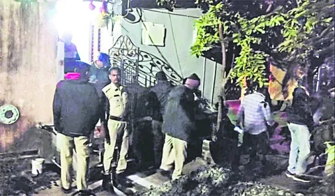 పోలీసుల తనిఖీల్లో భారీగా సొత్తు స్వాధీనం 