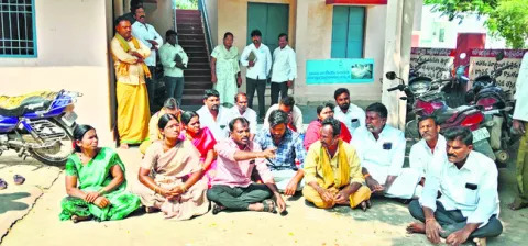 ఒత్తిళ్లతో బిల్లులు నిలిపేస్తే ఎలా..? 