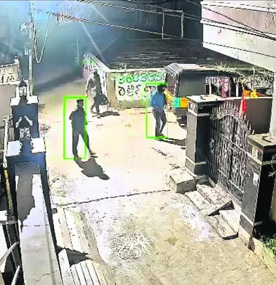 కత్తులతో దుండగుల హల్‌చల్‌ 