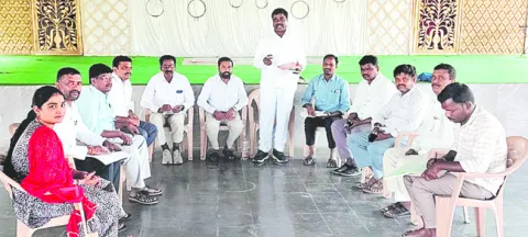 ఓంకారేశ్వరాలయ భూములు సేకరించొద్దు