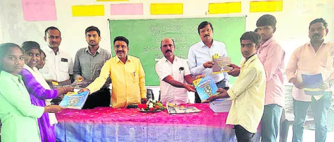 ‘సాక్షి’ స్టడీమెటిరియల్‌ చదివితే 90 శాతం మార్కులు