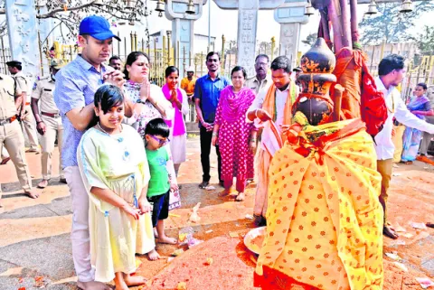 వనదేవతలను  దర్శించుకున్న వరంగల్‌ సీపీ