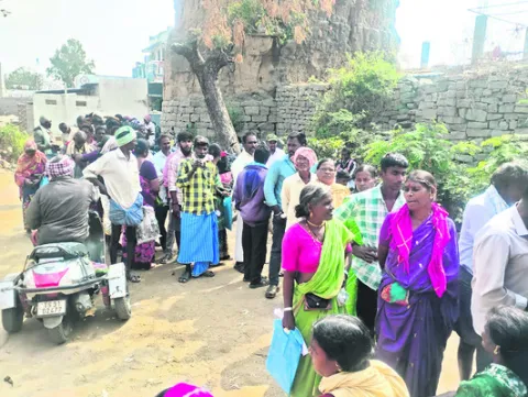 యూరియాకు రైతుల బారులు 
