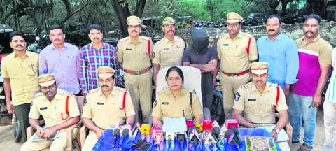 అంతర్‌ జిల్లాల బైక్‌ దొంగ అరెస్ట్‌