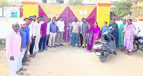 సబ్‌ రిజిస్ట్రార్‌ కార్యాలయం సీజ్‌
