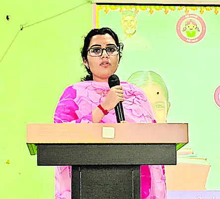 బాలికలు క్రీడలతో పాటు విద్యలో కూడా రాణించాలి 
