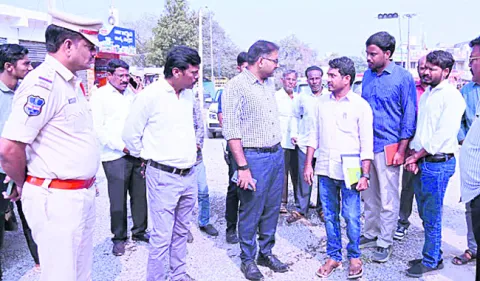 సజావుగా రహదారుల విస్తరణ