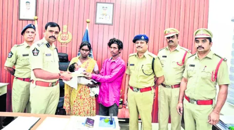 తల్లిదండ్రుల చెంతకు చేరిన చిన్నారి