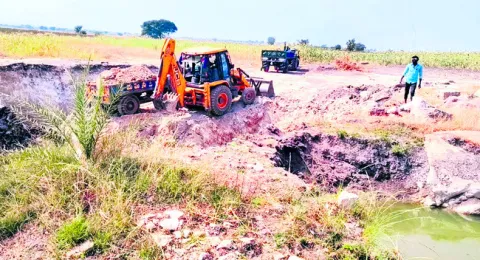 యఽథేచ్ఛగా సుద్దమట్టి తవ్వకాలు 