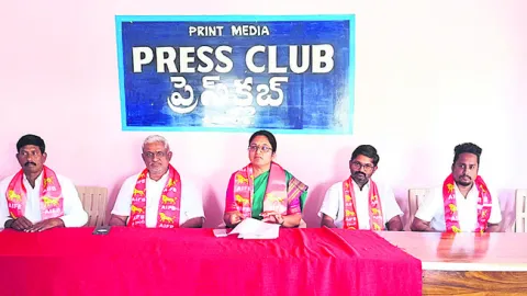 బీఆర్‌ఎస్‌కు మున్సిపల్‌ మాజీ చైర్‌పర్సన్‌ రాజీనామా