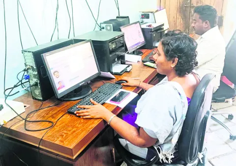 అప్పులు చేస్తూ.. అవస్థలు పడుతూ!