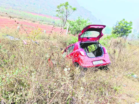 అదుపుతప్పి కారు బోల్తా 