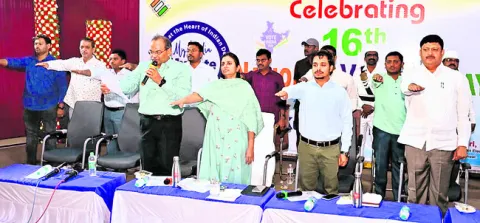 ప్రజాస్వామ్యానికి పౌరులే కీలకం 