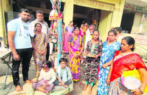 సమ్మక్క–సారలమ్మకు ఎత్తు బంగారం