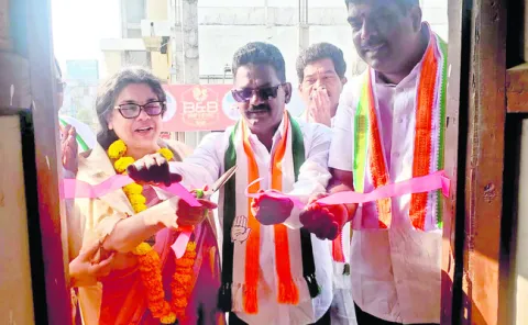 ప్రజలకు నిరంతరం అందుబాటులో ఉండాలి